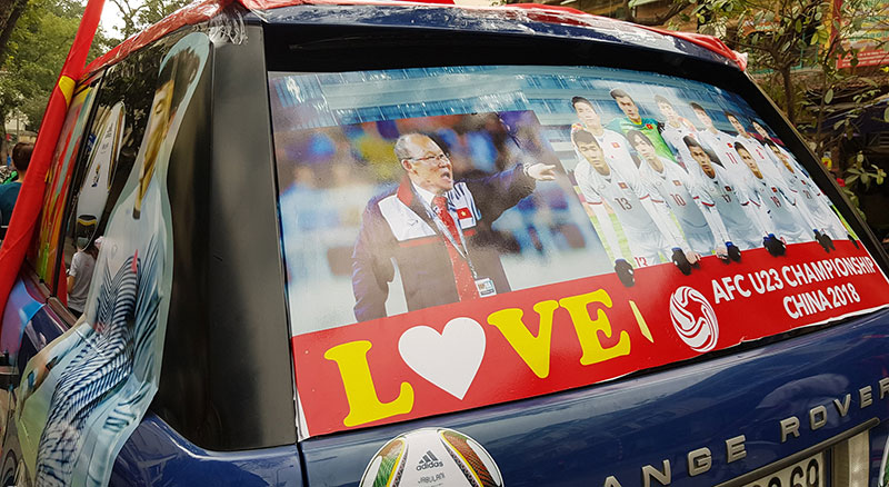 Chiếc Range Rover hạng sang cổ vũ U23 Việt Nam gây xôn xao góc phố